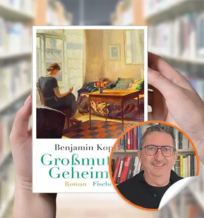 Buchcover von „Großmutters Geheimnis“ von Benjamin Korsitz, vor Bücherregal gehalten, mit Porträt des Autors eingeblendet.